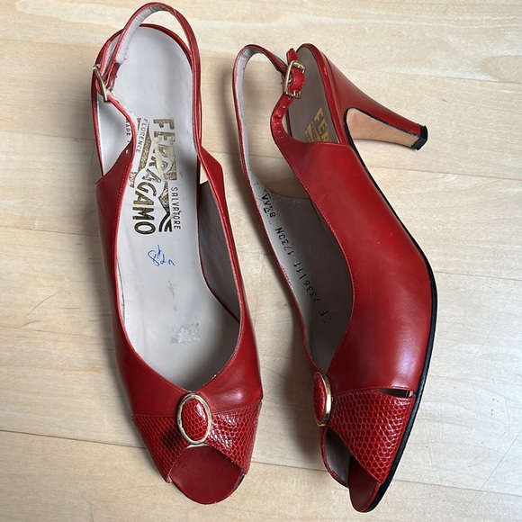 AS IS*  Ferragamo Slingback Heels with *one dark stain on right toe. 8.5N - Picture 2 of 9